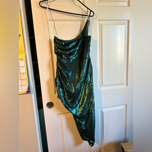 Emerald Green Sequin Sexy One-Shoulder Midi Dress Lulu NWT Medium - Picture 6 of 6